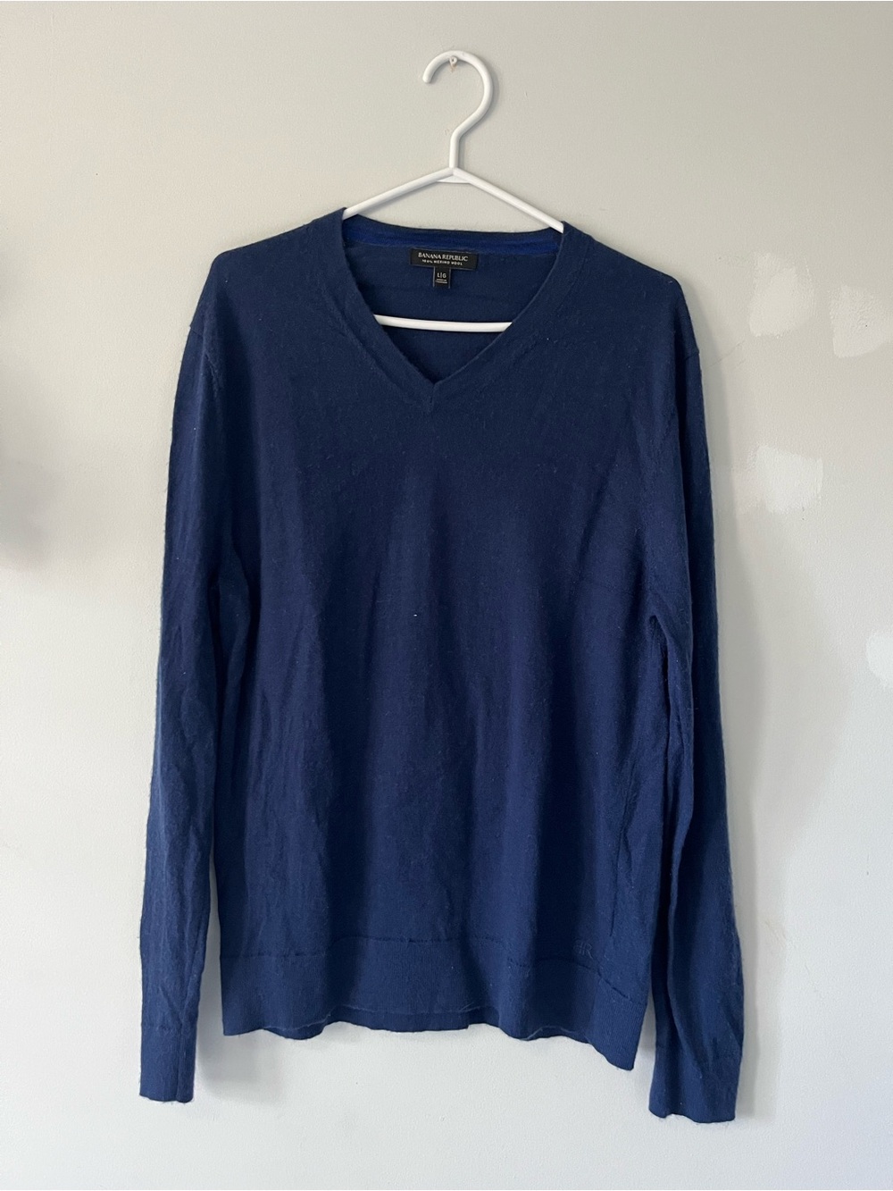 Banana Republic Men's 100% merino wool Dark Navy V-Neck Sweater layering warm